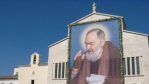 Investito da un’auto, Padre Pio lo salva. 